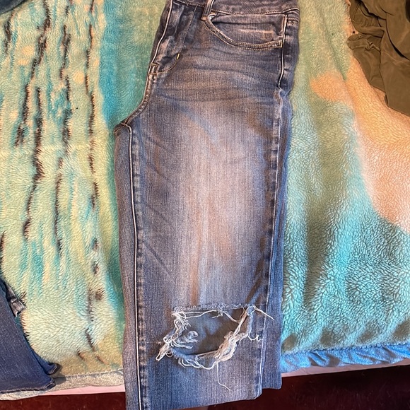 American eagle jeans with a rip on both knees - Picture 3 of 3